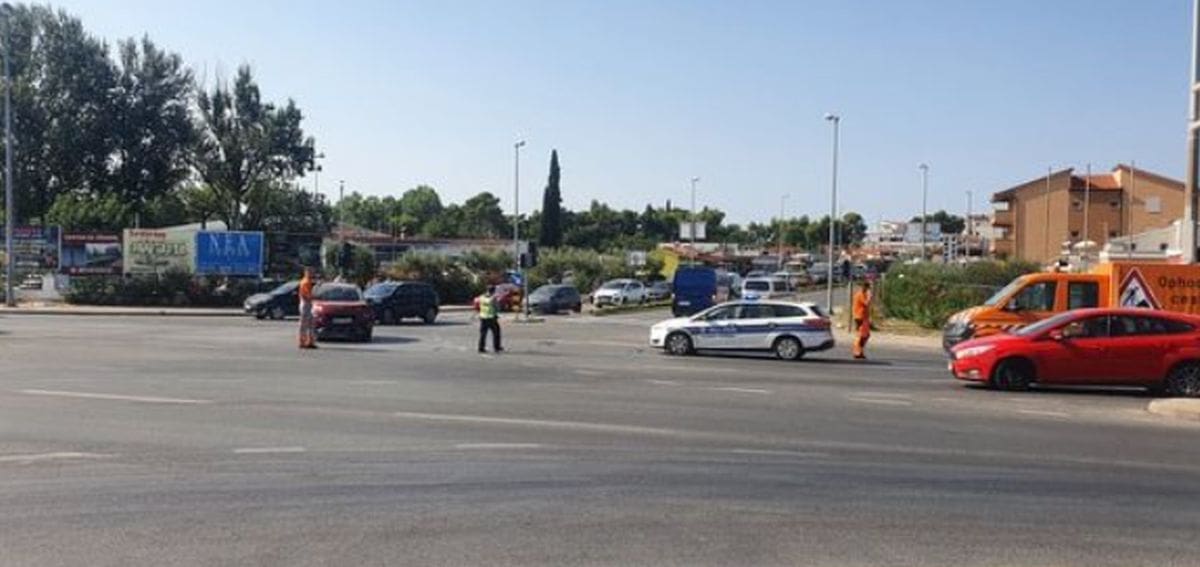 SKRŠILI SE U STOBREČU Sudar osobnog i teretnog vozila, na križanju nastala gužva