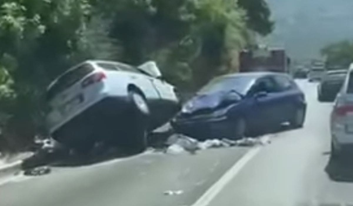 STRAŠNI PRIZORI Teška prometna nesreća u Solinama, dvije osobe su prevezene u bolnicu