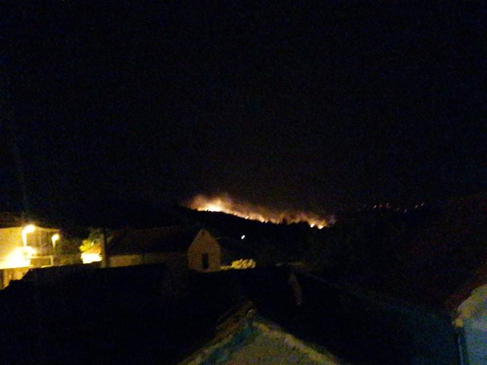 VELIKI POŽAR U ZAGORI Od noćas se vatrogasci bore s vatrenom buktinjom, ogroman broj gasitelja je na terenu u pripravnosti i zračne službe
