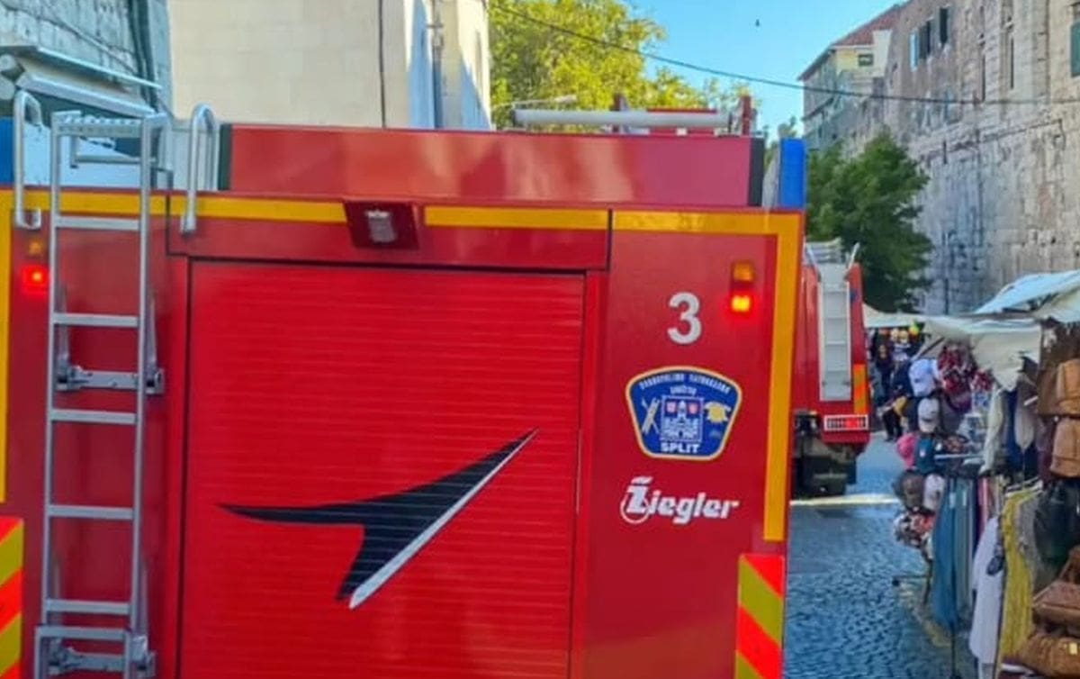 NA DVIJE LOKACIJE Planulo u centru Splita, vatrogasci su na terenu
