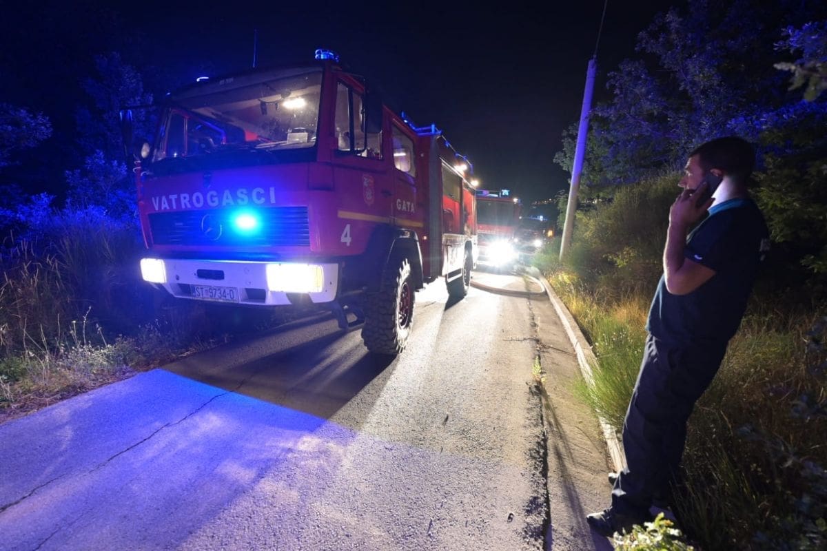 Vatrena noć na TTTS-u: Planulo teretno vozilo, interveniralo 12 vatrogasaca