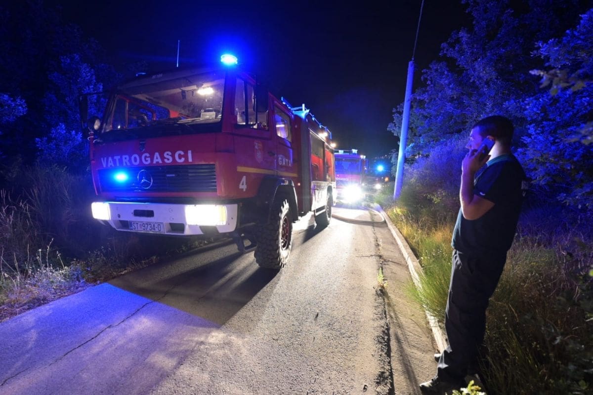 POŽAR U KAŠTELIMA Planuo automobil, vatrogasci pohitali na teren