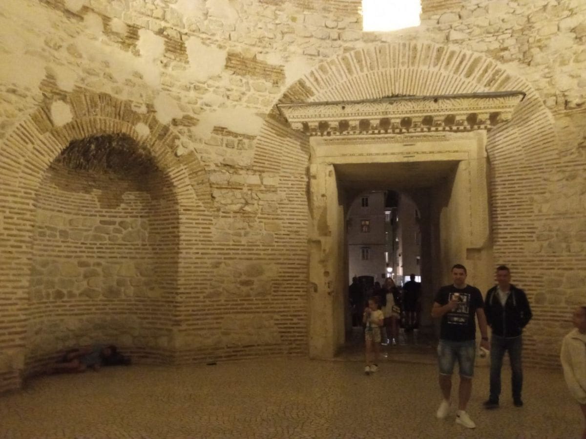 NEK TI KUŠIN BUDE VESTIBUL Pogledajte gdje je ovaj lik odlučio "ubiti oko"