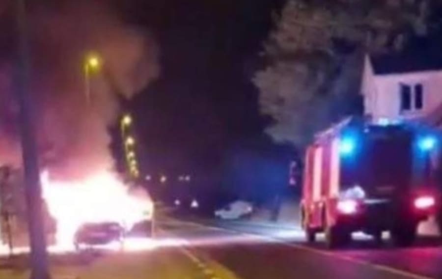 UŽASAN PRIZOR U HRVACAMA Vatrena buktinja ‘progutala’ automobil, vatrogasci dojurili na mjesto požara