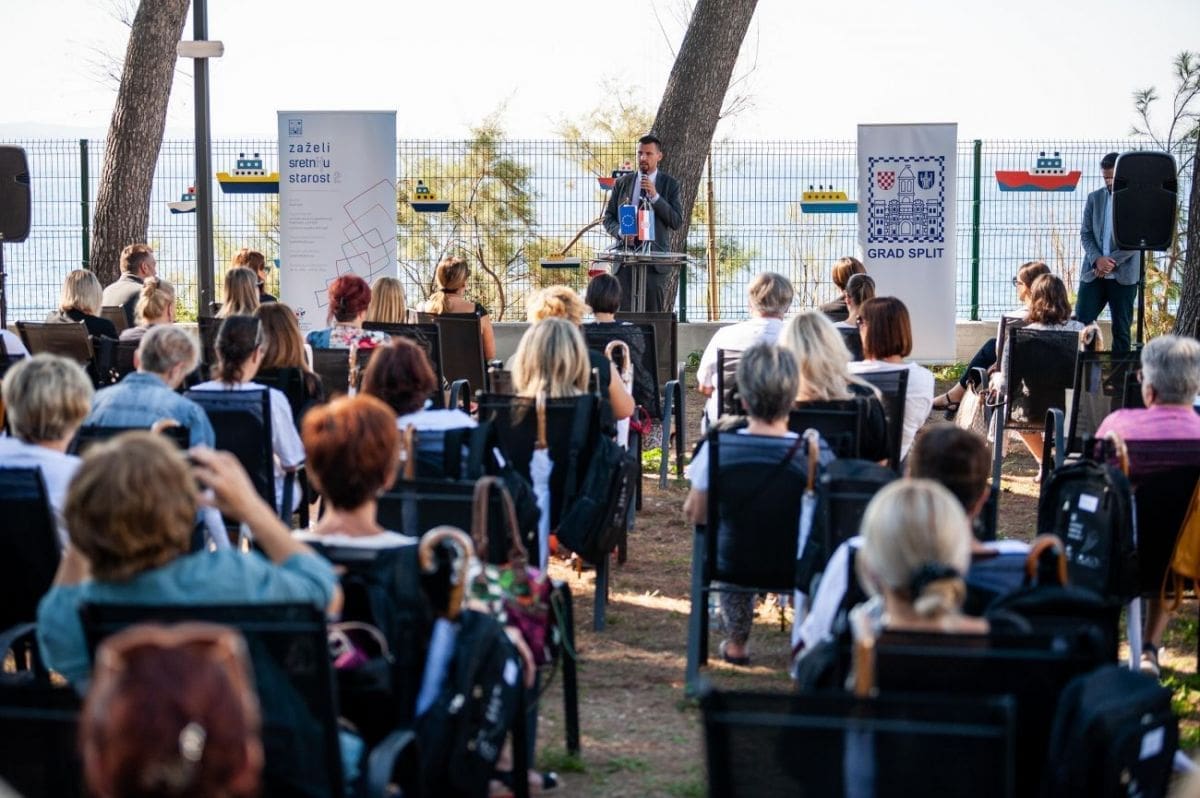 GRAD SPLIT Prezentacija aktivnosti projekta „Zaželi sretniju starost 2“: 'Počinje edukacija za žene zaposlene na Projektu'