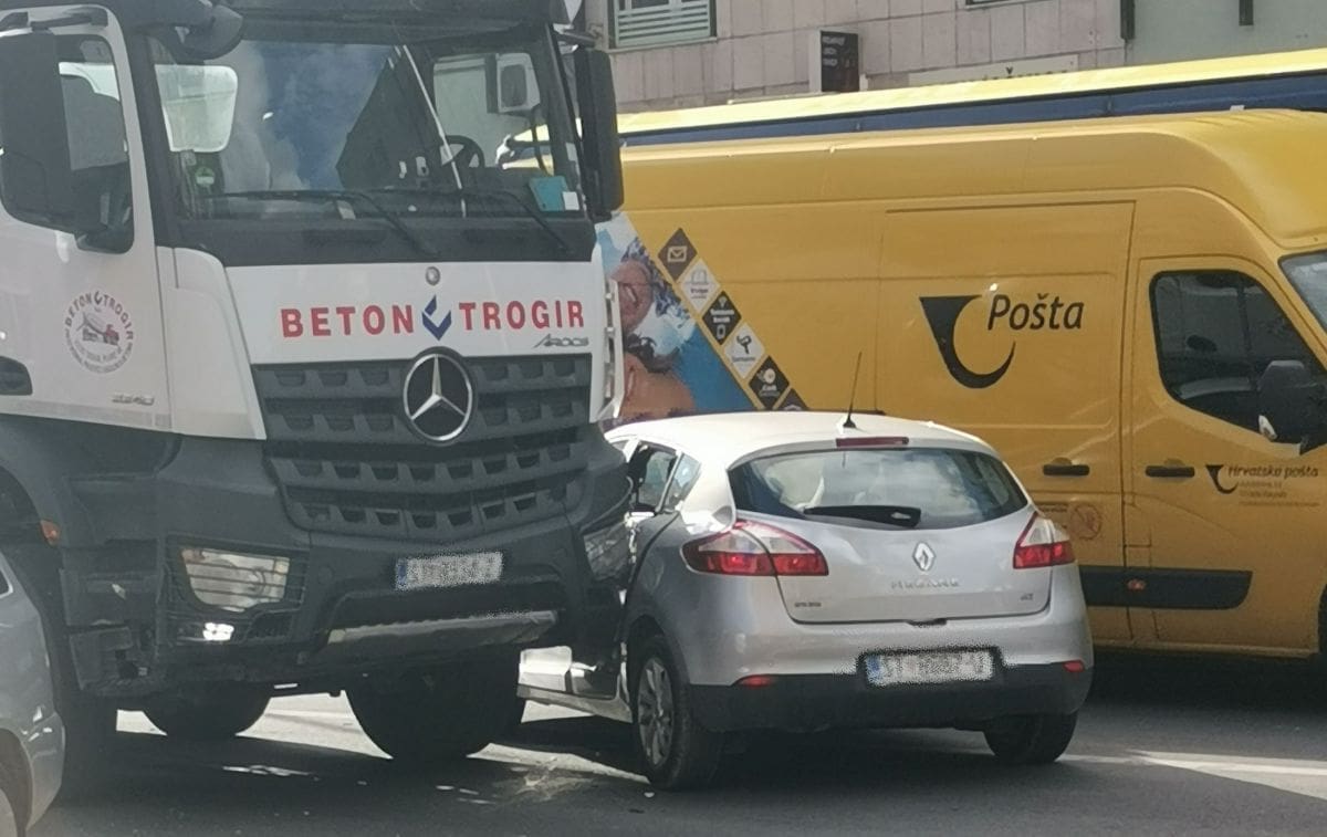 SUDAR U SPLITU "Slupali" se teretno i osobno vozilo, jedna osoba ozlijeđena. Hitna i policija na terenu