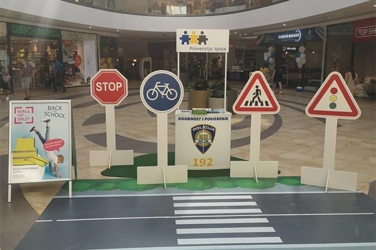 MALL OF SPLIT Prije početka školske godine policijski službenici educirali djecu o prometnim pravilima