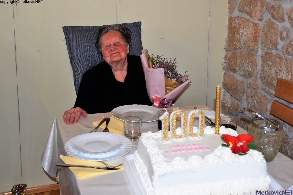 NAJSTARIJA JE U OPĆINI Baka Milica je proslavila 100. rođendan, posjetio je i načelnik: "Cijeli svoj život je vozila trupicu, a da pritom nikad nije naučila plivati"