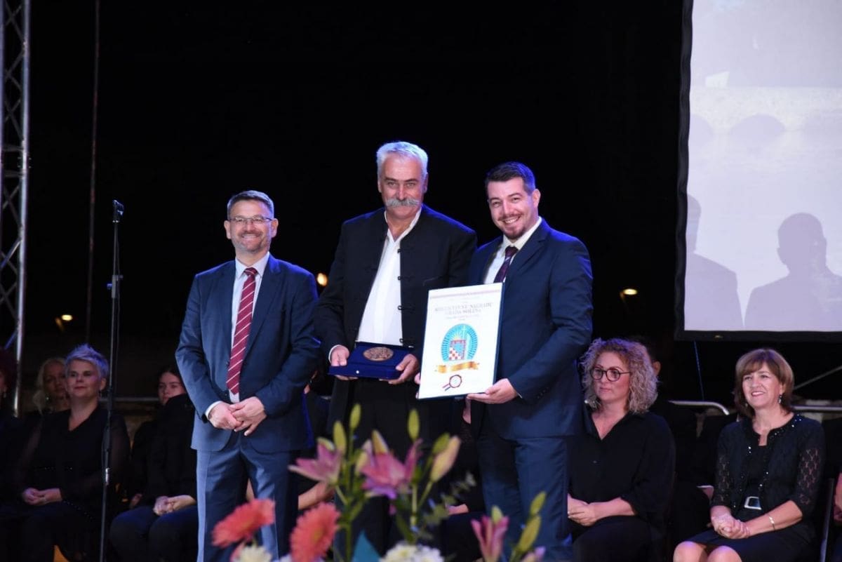 STOLJETNA TRADICIJA NA PONOS CILOG MISTA Povodom Dana Grada Solina nagrađena Bratovština sv. Luke: "Prepoznati smo, mi kad zapnemo ne odustajemo!"