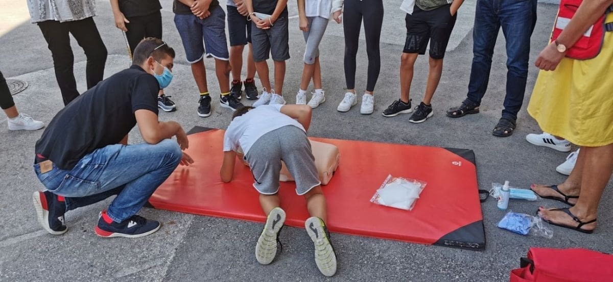 STJECANJE VAŽNOG ZNANJA Splitski učenici simulirali različite situacije s pripadnicima splitskog Crvenog križa