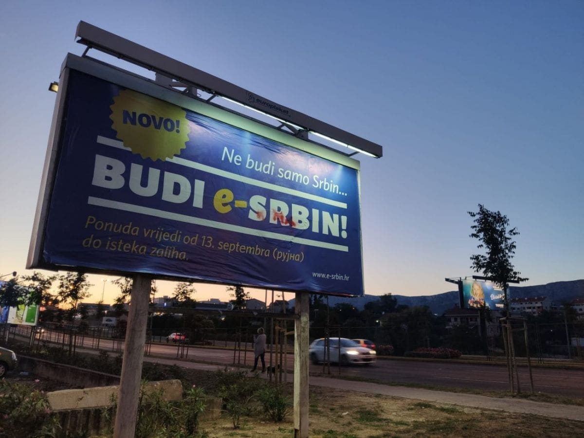 "NE BUDI SAMO SRBIN, BUDI E-SRBIN" Pogledajte što se dogodilo s plakatom na Pujankama