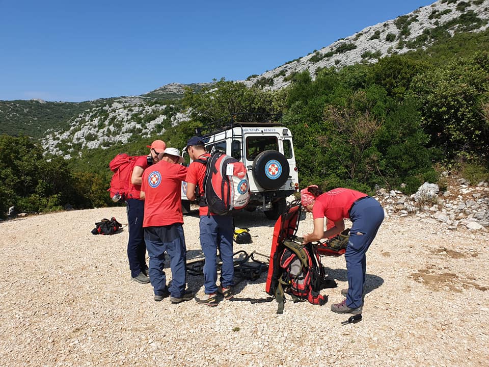 DRAMATIČNA AKCIJA SPAŠAVANJA NA PELJEŠCU Planinarka zalutala na opasnom terenu, pronašli je dehidriranu