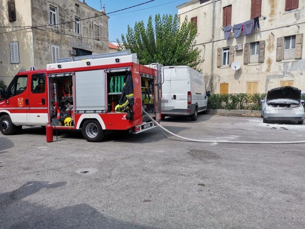 U Dugom Ratu planuo automobil, na teren izašlo jedno vatrogasno vozilo