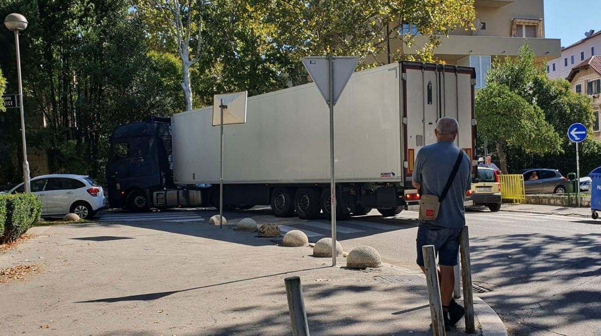 ŠLEPER ZAPEO NA BAČVICAMA Vozač je Azijat, pomažu mu lokalci