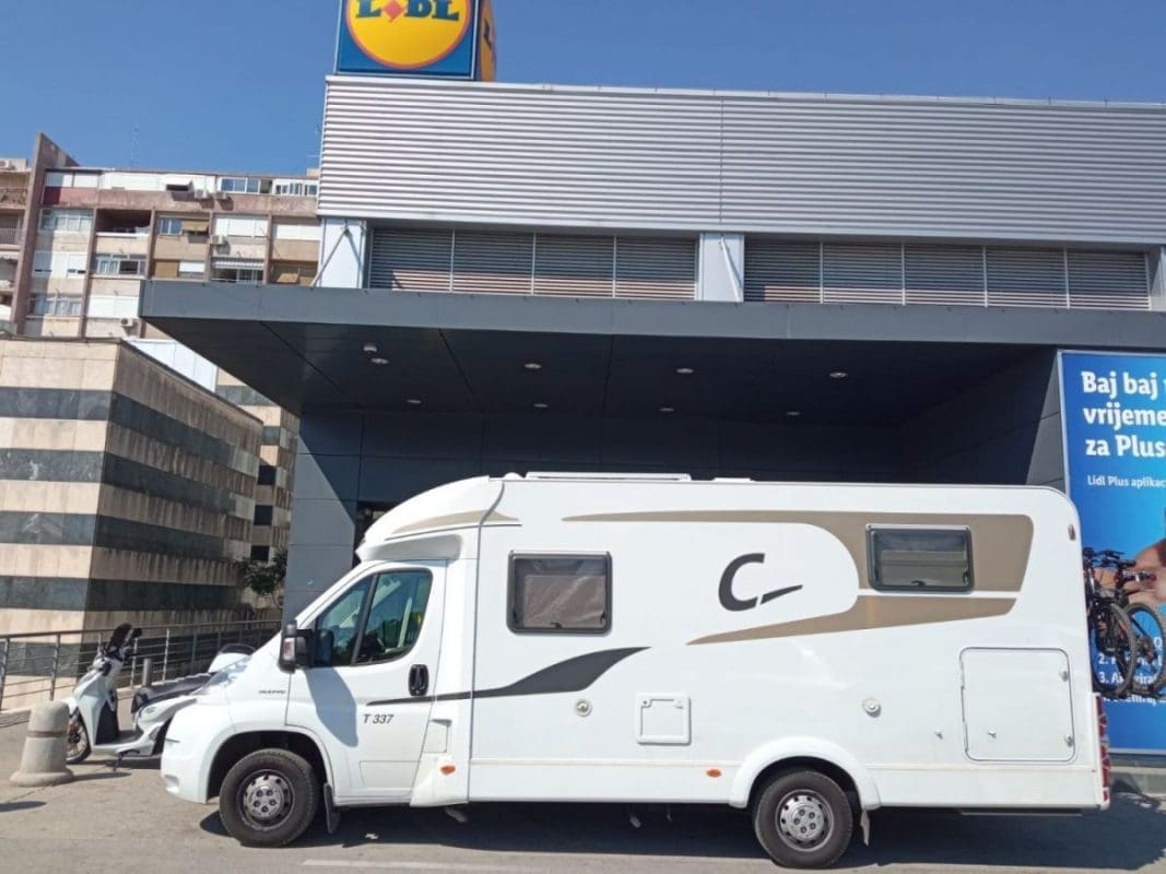 SPLIĆANI BJESNE, "KAUBOJSKO" PONAŠANJE KAMPERA Kupci ne mogu u trgovački centar: "Bi li ovako parkirao u Austriji?"