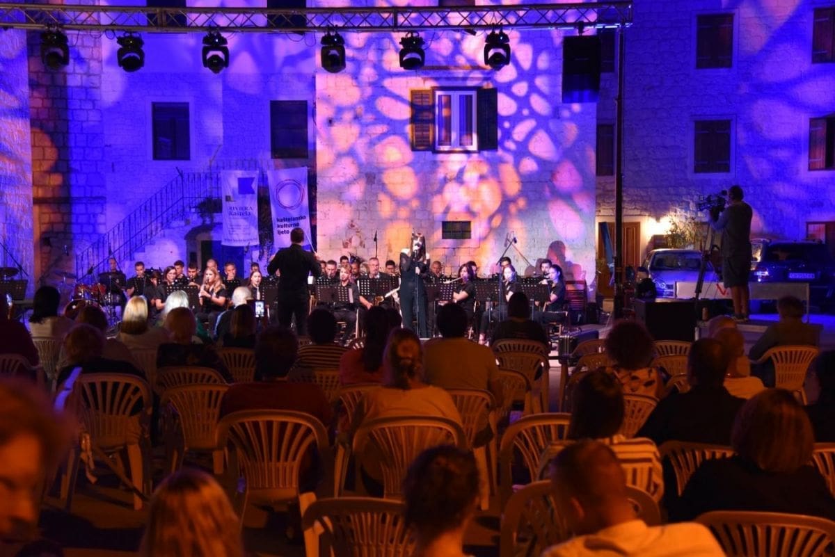 (FOTO) "BOJE JAZZA" Kaštelansko kulturno ljeto: Održan drugi ljetni koncert glazbenog društva Biranj