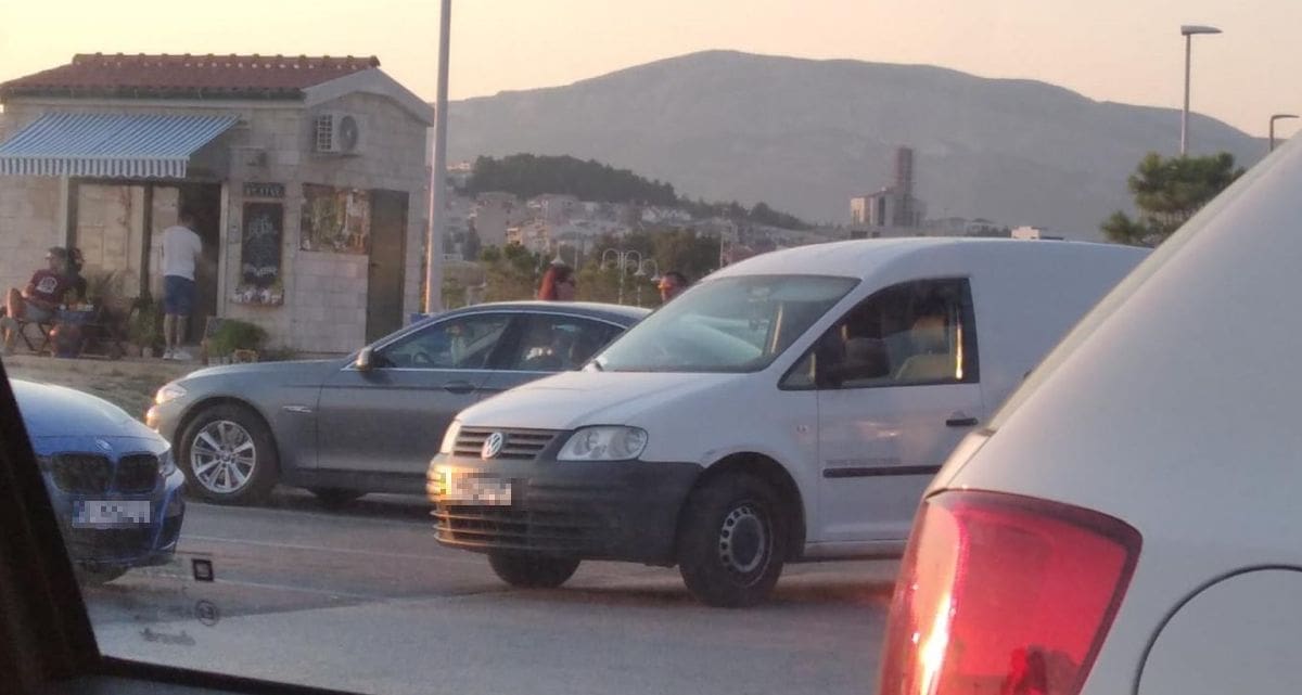 POGLEDAJTE KAKO JE OVAJ VOZAČ PARKIRAO "Morali smo navigavat da bi mogli izaći"