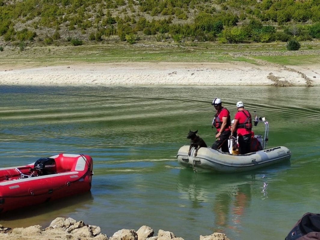 HGSS-ovci i pas u potrazi za mladićem na Perućkom jezeru: "Sve govori da je najvjerojatnije išao preplivati jezero..."