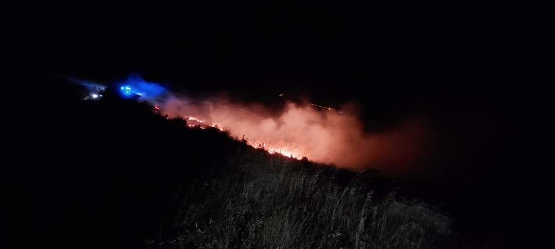 BUKTINJA NA MOSORU Dio naselja ostao bez struje, vatrogasci noćas imali pune ruke posla: "Više postrojba bilo je na terenu"