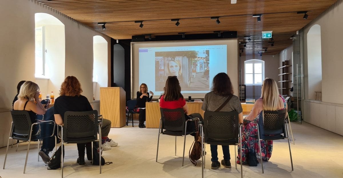 Sinj: Održana radionica s umjetnicom Andrejom Kulunčić - poziv na osvještavanje važnosti uvažavanja vjerskih, rasnih i kulturoloških razlika