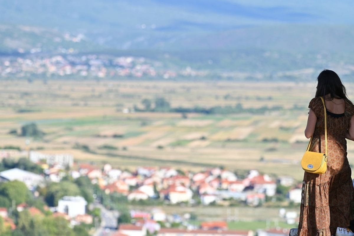 Sinj daje do 9.955 € za kupnju ili gradnju doma: Otvoren javni poziv za program „OSTANI TU“