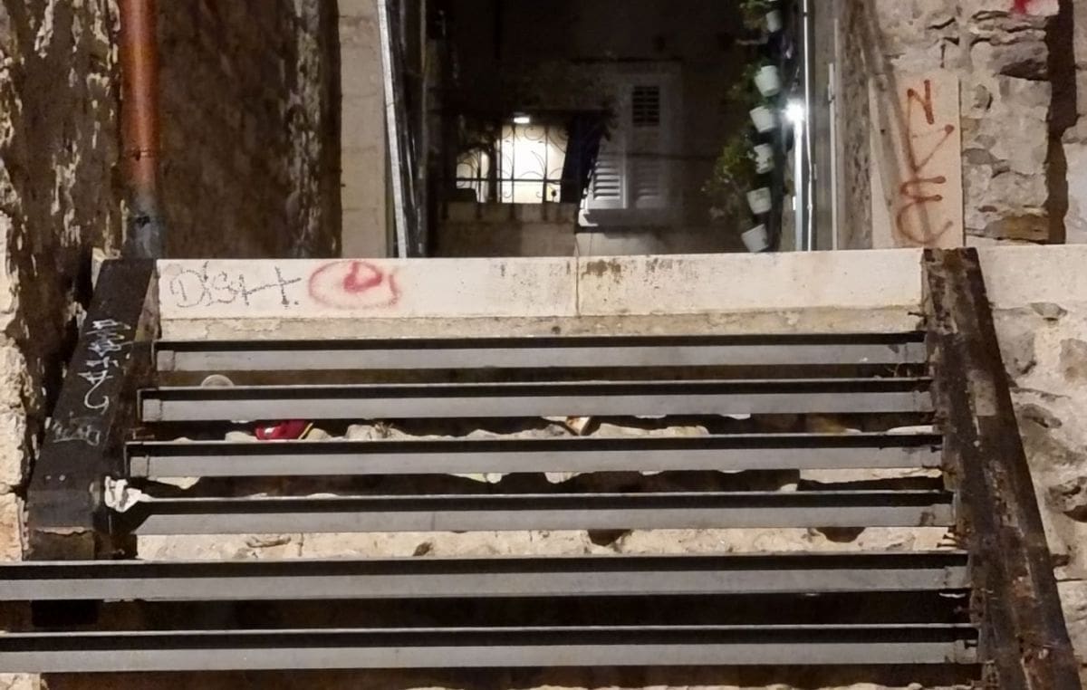 “Zar treba neko glavu izgubit?”: Opasne skale u Alješijevoj ulici u Dioklecijanovoj palači