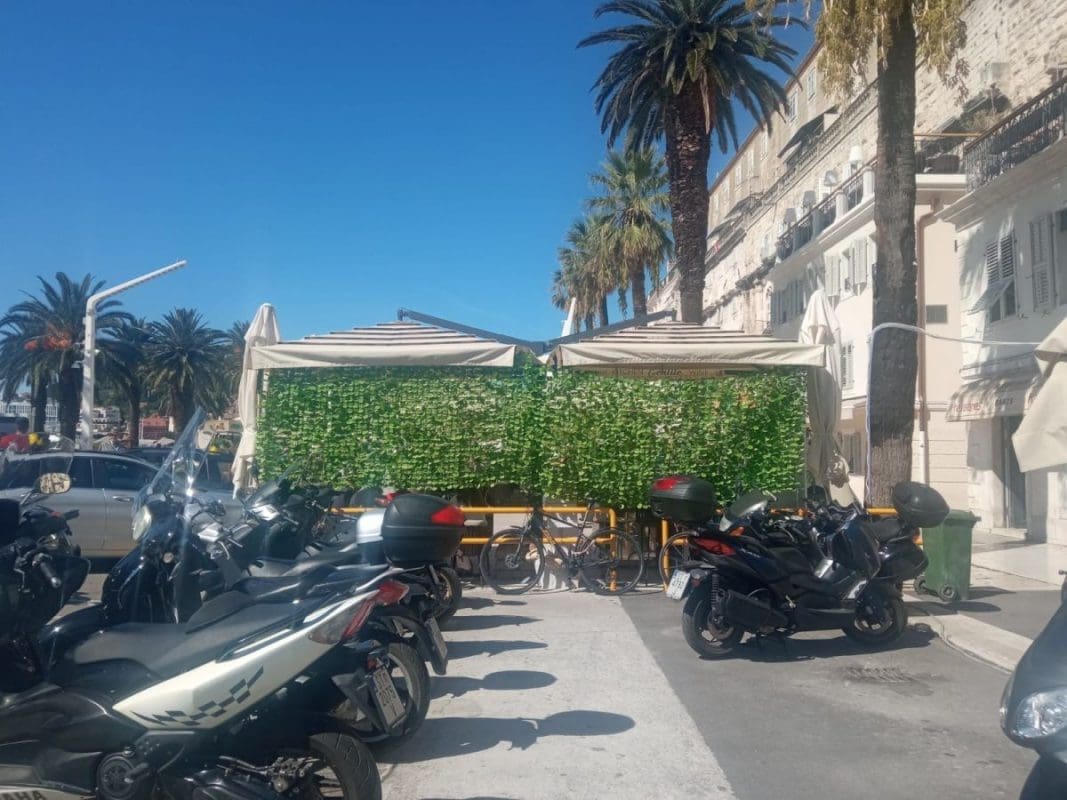 SPLIĆANI OGORČENI PRIZOROM S RIVE: Na ulazu u Dioklecijanove podrume osvanulo šatorsko krilo...