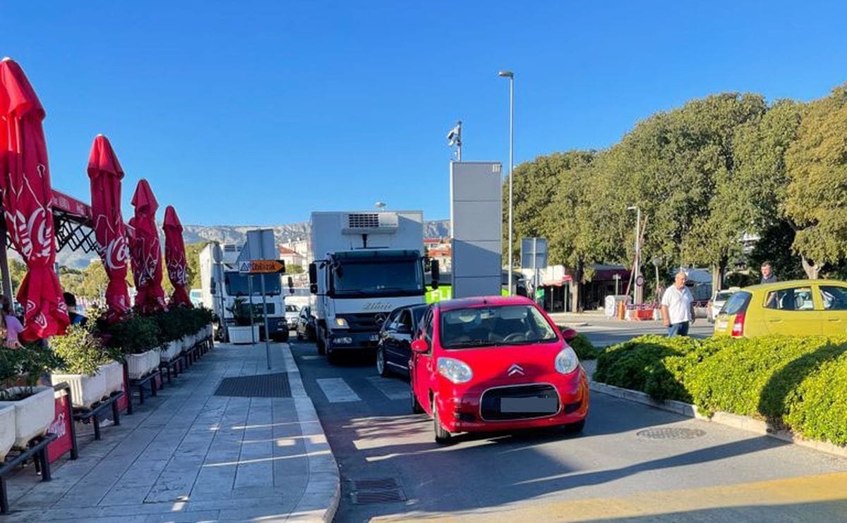 JE LI OVO MOGUĆE? "Samo da skoknem po karte": Parkirala automobil nasred ceste u luci, stvorila se kolona do Pazara