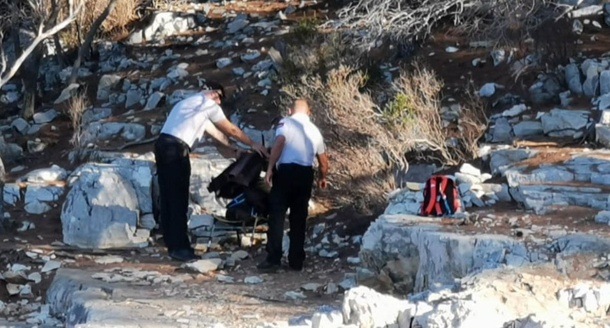 PROBLEMI U HVARSKOJ UVALI Unajmljeni zaštitari protuzakonito tjeraju ljude s pomorskog dobra