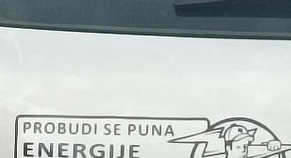 GENIJALNO Pogledajte kakvu je reklamu ovaj Splićanin stavio na auto, mnogi su se pronašli