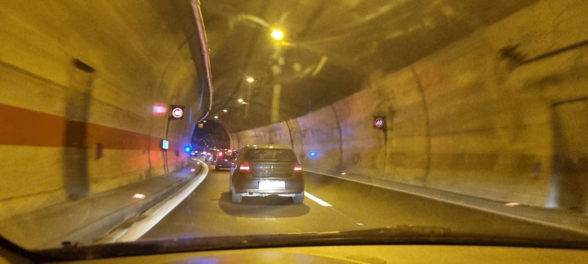 PRIPAZITE AKO IDETE NA BRZU CESTU SOLIN-KLIS Automobil je u kvaru, na izlazu iz tunela