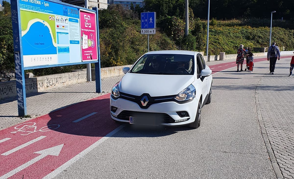 VIDEO Automobilom 'laganini' po trsteničkoj šetnici: "Hoćeš li me dati u novine"