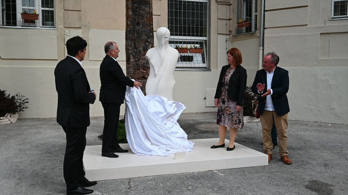 Župan Boban otkrio skulpturu Judite ispred splitske gimnazije