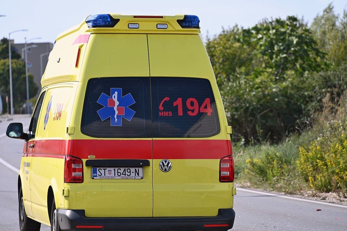 PROMETNA U KAŠTELIMA Sudar dvaju automobila, jedna osoba prevezena u bolnicu