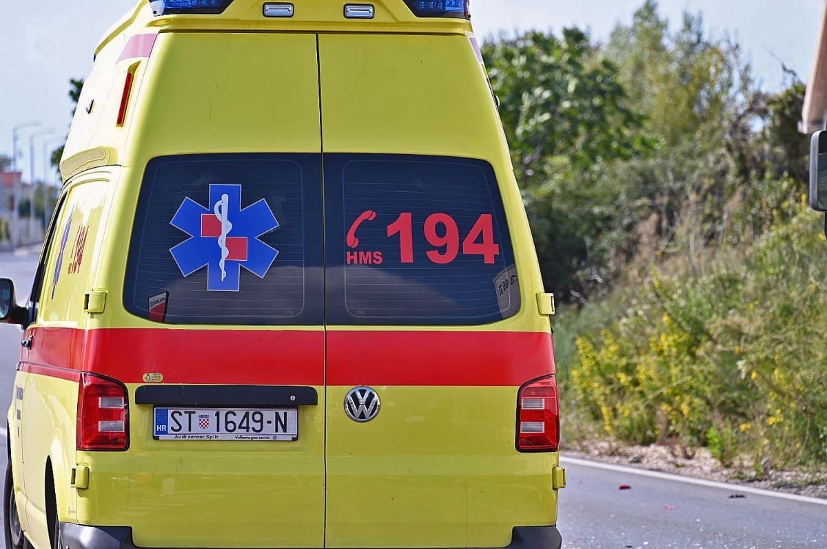 UŽASAN DOGAĐAJ U DALMACIJI Jednu osobu prignječila cisterna, hitna i policija dojurile na mjesto događaja