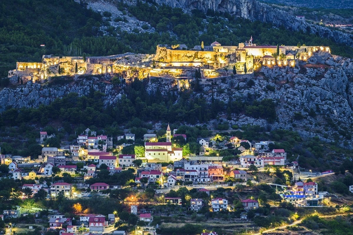 NE ZNATE GDJE I KAKO PROVESTI NEDJELJU? Pruža vam se prilika besplatno razgledati dalmatinski biser...