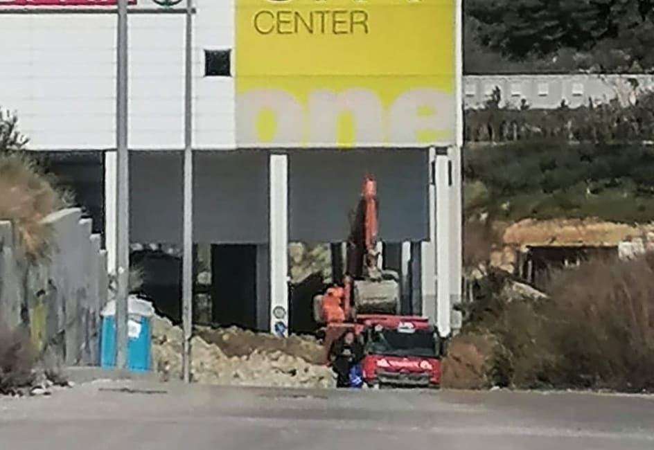 ZAGRADIO SVE I OTIŠAO "Blokada" ispred splitskog trgovačkog centra: "Onda je baja doša sa šest vreća punih spize..."