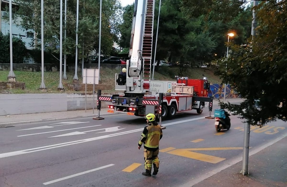 VOZAČI, OPREZ! Vatrogasci reguliraju promet kod Marjanskog tunela. Doznajemo što se dogodilo