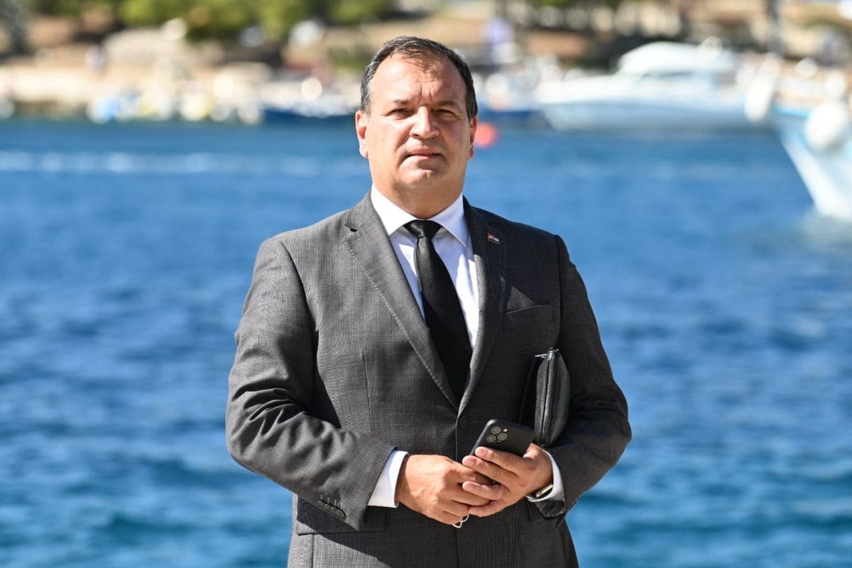 "BOLJE ŽIVIM NEGO MINISTAR" Beroša smo uhvatili u ležernom izdanju na jednom od najljepših dalmatinskih otoka