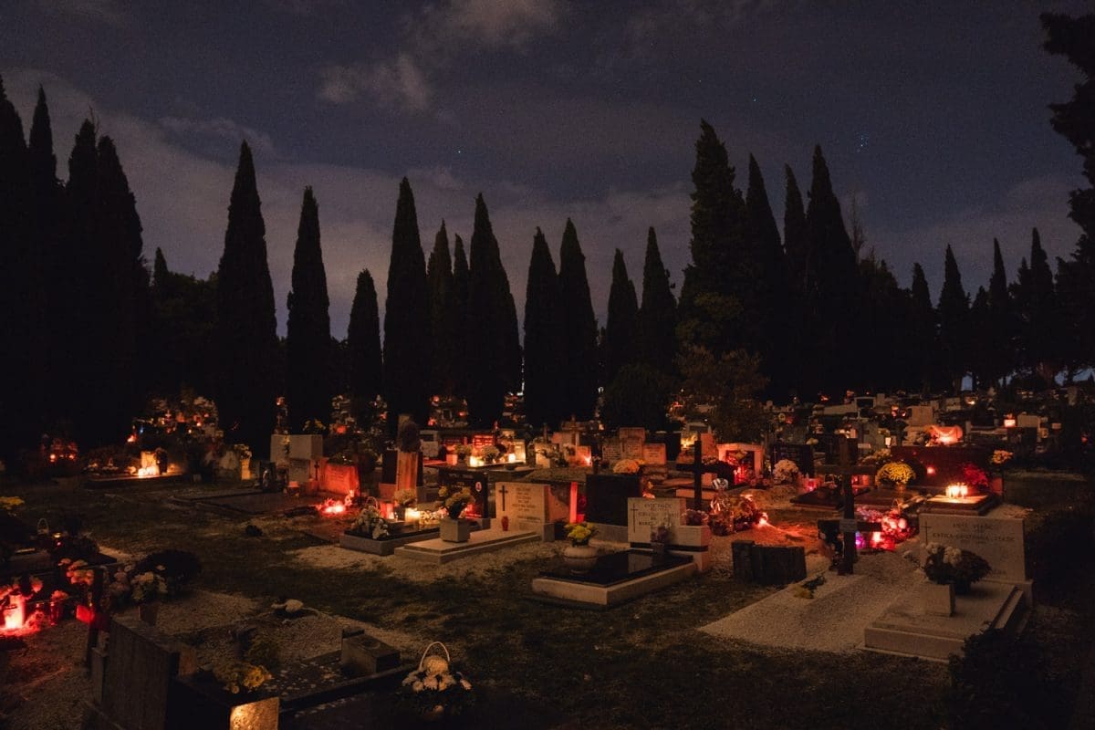 DRAMA NA GROBLJU LOVRINAC Žena upala u raku, spašavali je vatrogasci i hitna pomoć