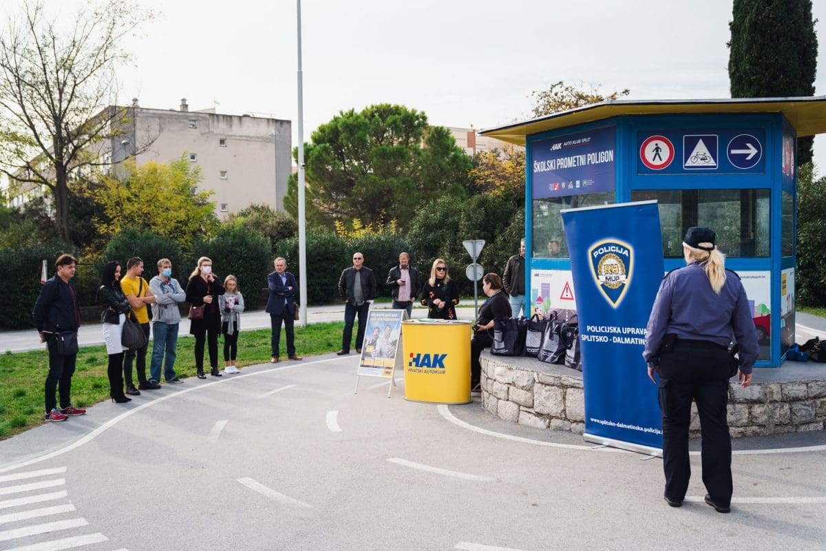 11-12-ljubazna-policija-1