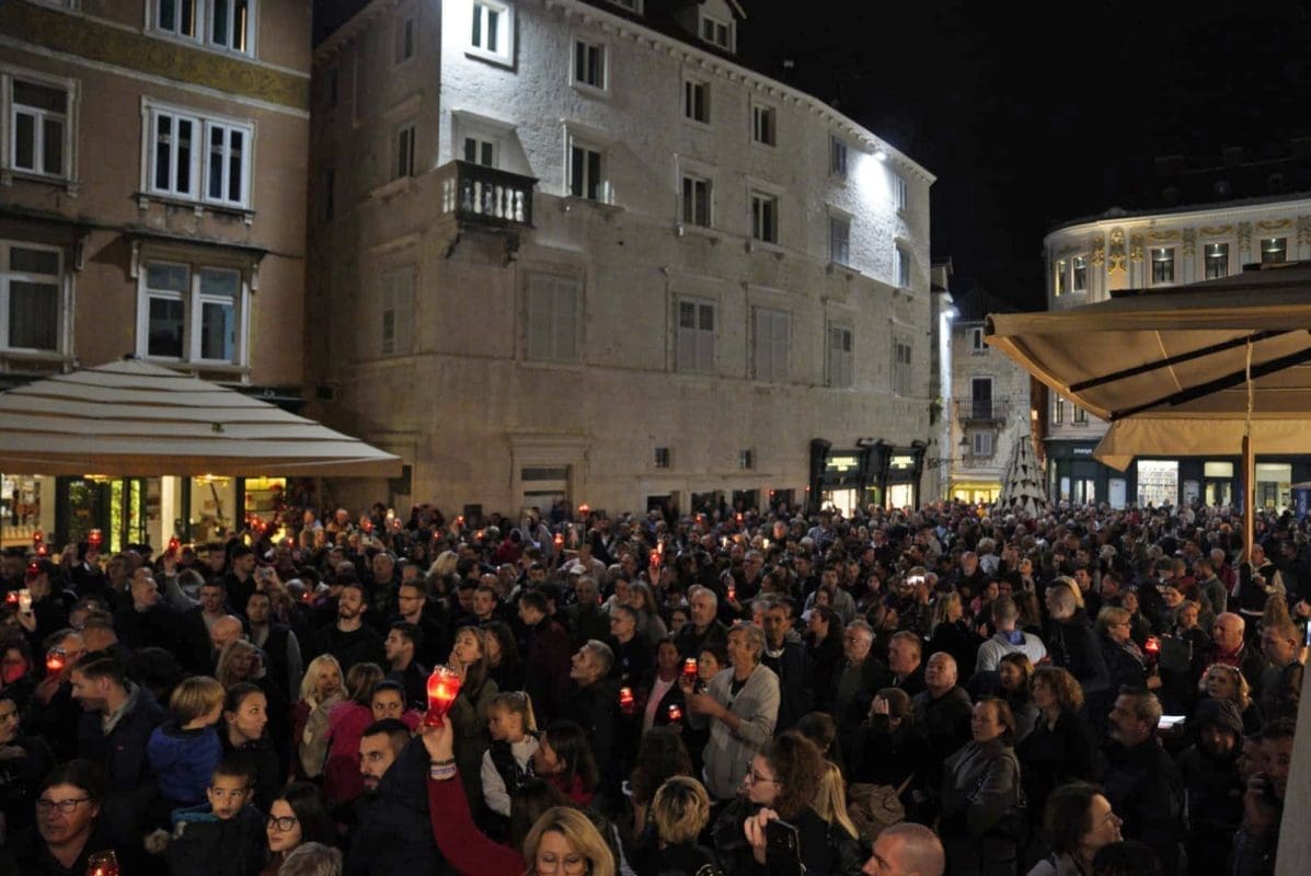 PJACOM SE ORI GLAS SPLIĆANA: "Stožer, odlazi"