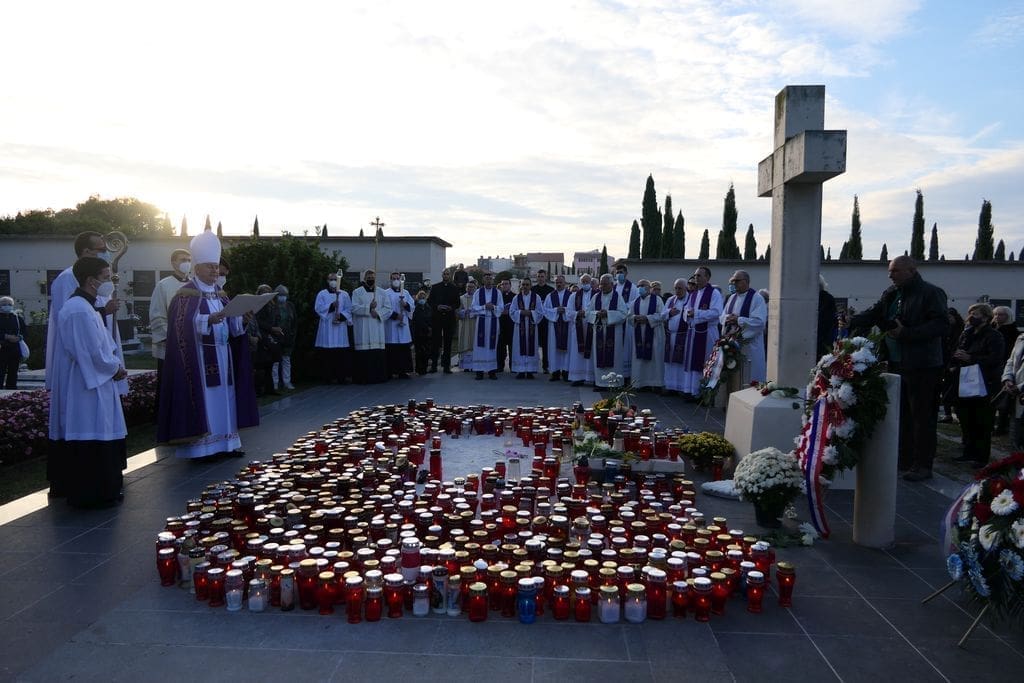 Nadbiskup Barišić održao misu na Lovrincu: "Groblje je očiti i dominantni teren smrti koju naš mentalitet pokušava potisnuti"