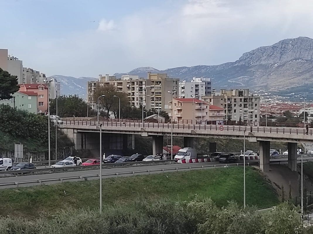 TEŠKI KOLAPS NA ULAZU U SPLIT Zbog prometne nesreće nastala kolona, jedna osoba ozlijeđena
