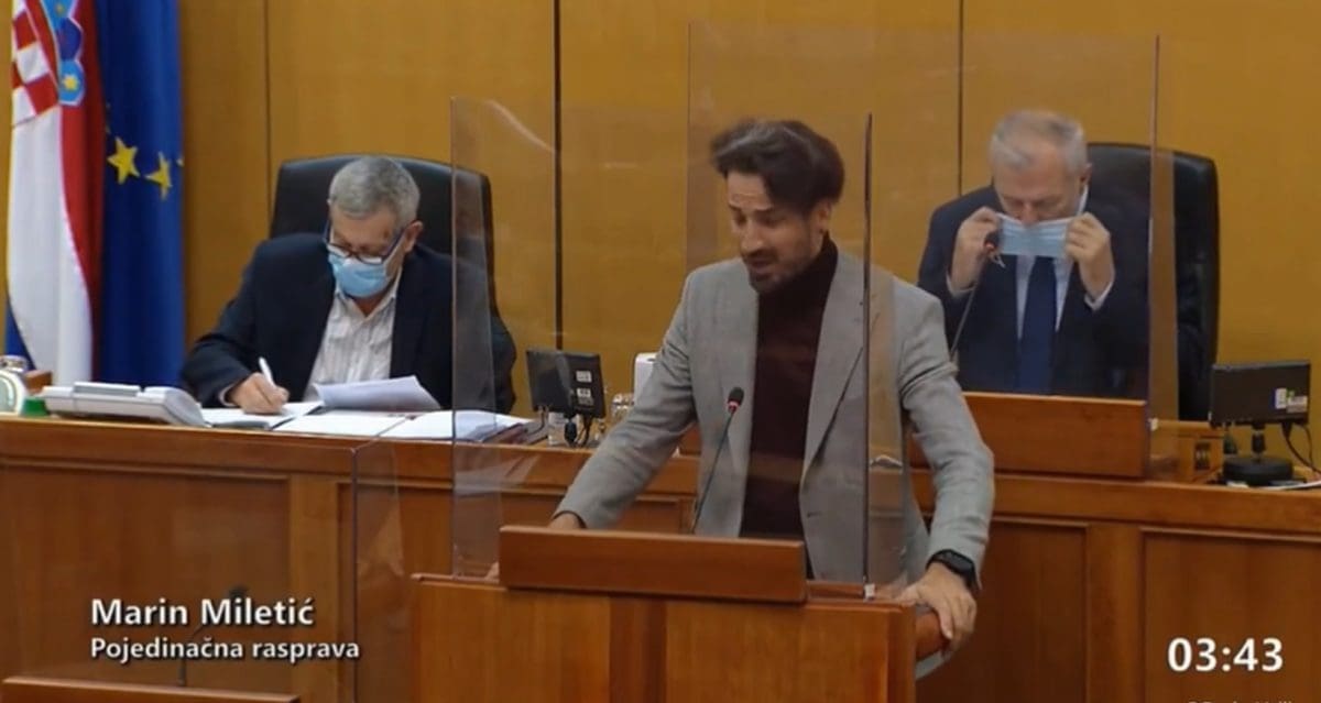 MNOGI SU ZGROŽENI Ante Sanader u saboru pljunuo u masku? "Odvratno!", "Jao, fuj!"