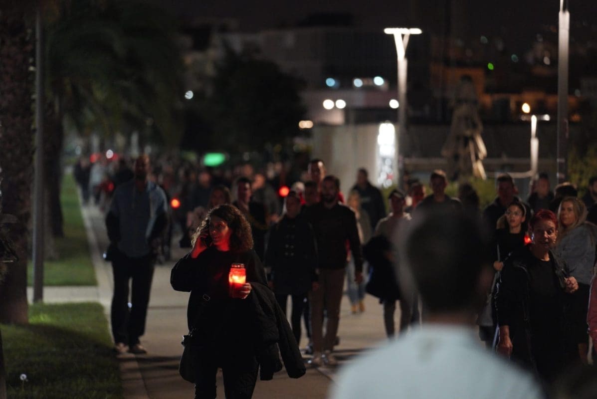 PROSVJEDNA POVORKA SE NASTAVLJA Splićani u velikom broju došli ispred Banovine: "A di je Bojan? Recite i vi ne!"