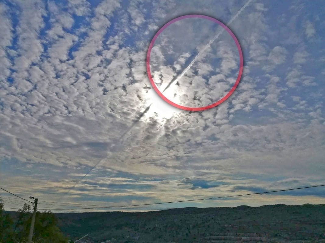 Tragovi zrakoplova na nebu iznad Dalmacije imali svijetli i tamni trag. Evo o čemu se radi