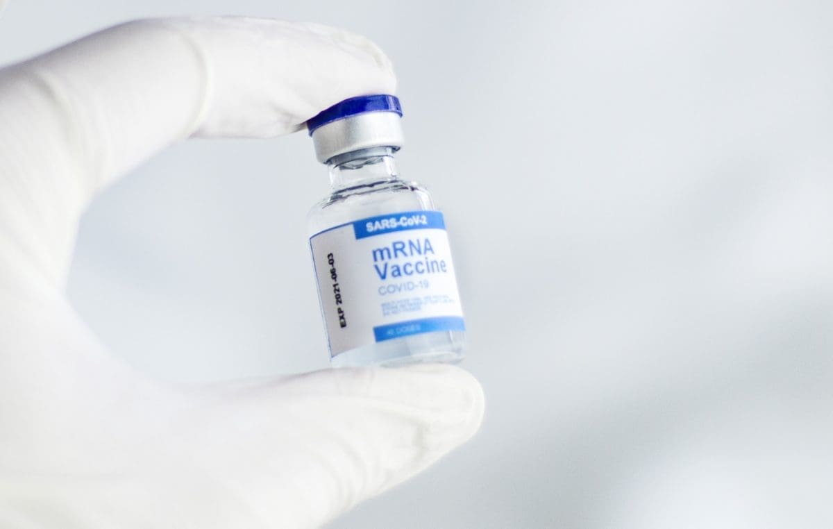 Liječnici tvrde da su ženi narasle grudi zbog cjepiva protiv Covida. Prešla s veličine košarice B na G