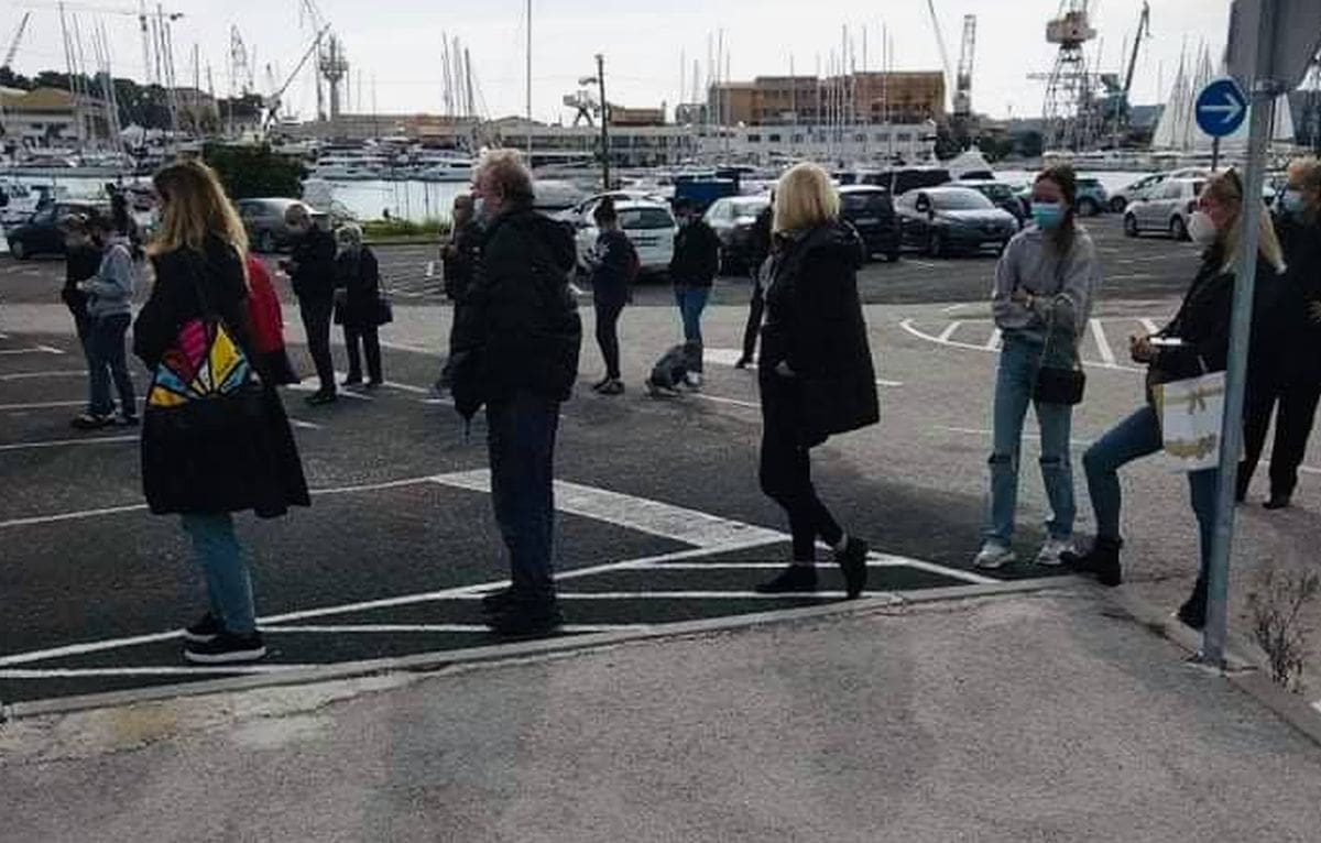 LJUTNJA NA TESTIRANJU "Čeka se po dva sata, a mnogi su bolesni"