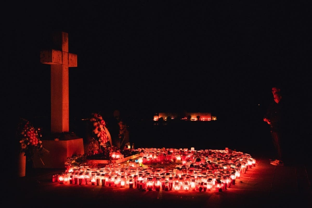NA LOVRINCU VLADA MIR Splićani su okitili grobove svojih pokojnika, pogledajte kako posljednje počivalište izgleda u sumrak